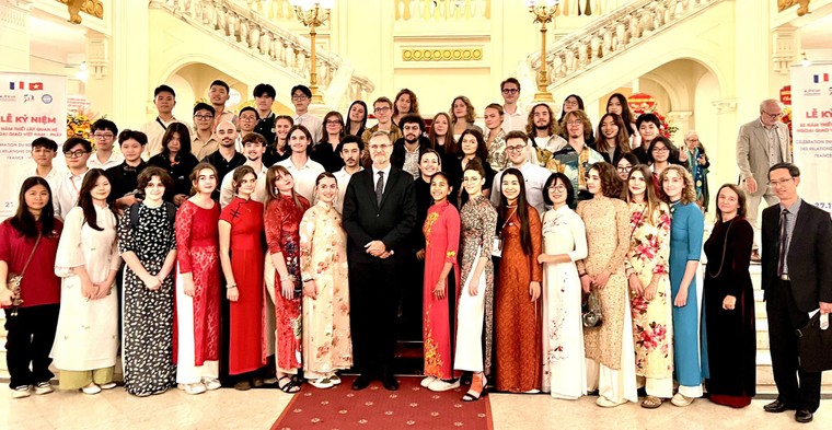 Kỷ niệm 50 năm thiết lập quan hệ ngoại giao Việt Nam - Pháp ảnh 1