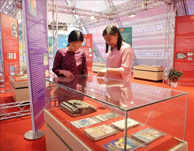 Ấn tượng không gian đậm đà văn hóa dân tộc tại Ngày Thơ Việt Nam 2024 ảnh 2