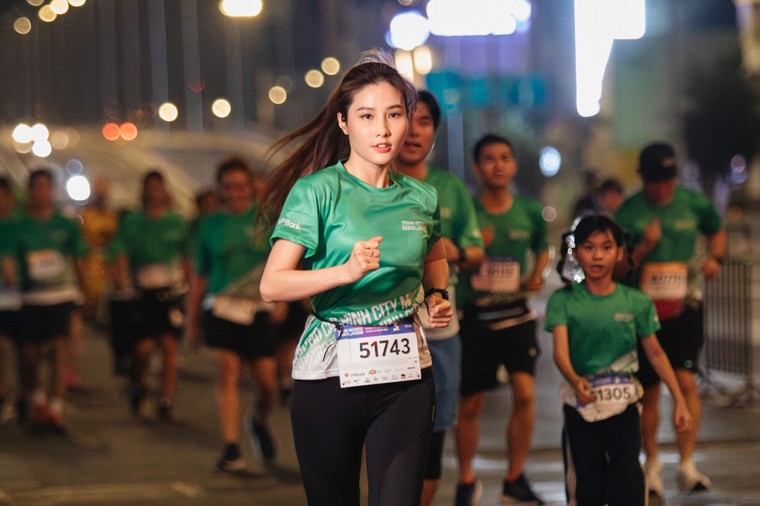 Những bóng hồng trên cung đường của VPBank VnExpress Marathon Ho Chi Minh City Midnight ảnh 4