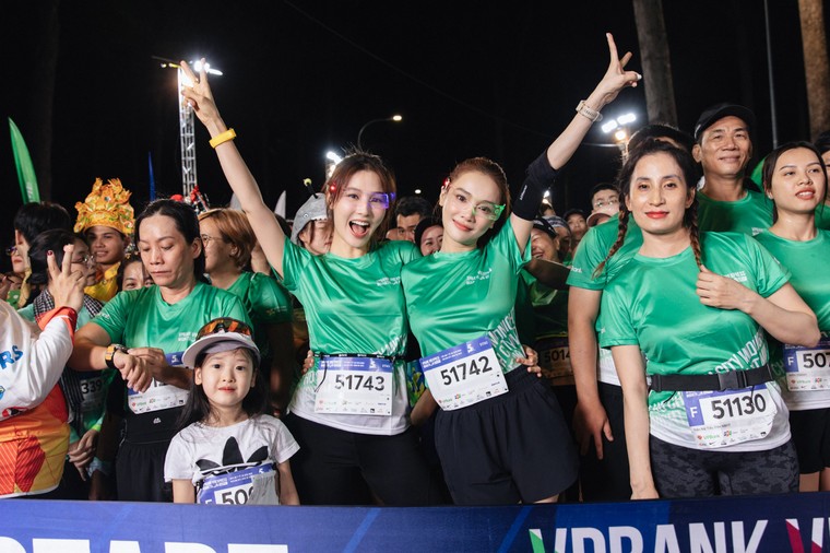 Những bóng hồng trên cung đường của VPBank VnExpress Marathon Ho Chi Minh City Midnight ảnh 3