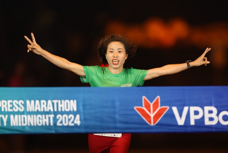 Những bóng hồng trên cung đường của VPBank VnExpress Marathon Ho Chi Minh City Midnight ảnh 2