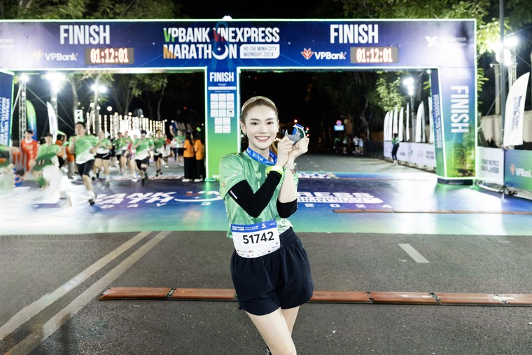 Những bóng hồng trên cung đường của VPBank VnExpress Marathon Ho Chi Minh City Midnight ảnh 5