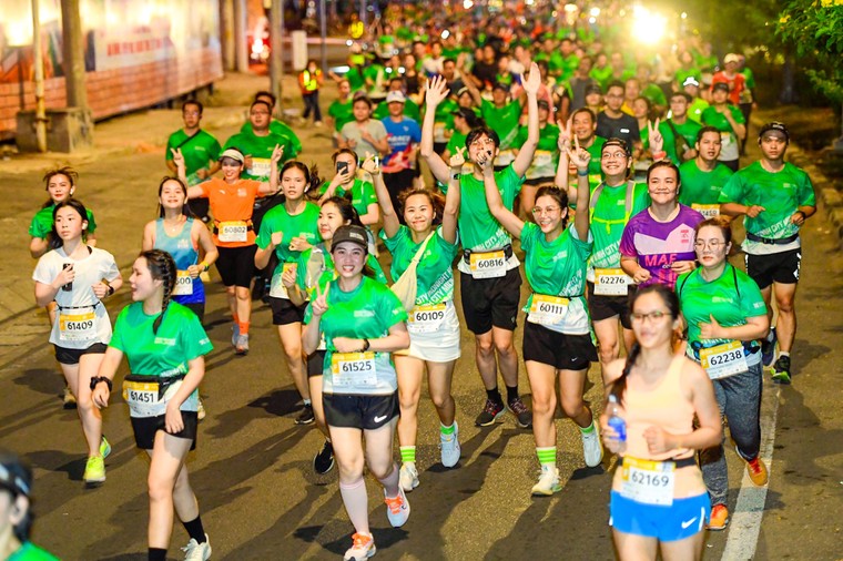Những bóng hồng trên cung đường của VPBank VnExpress Marathon Ho Chi Minh City Midnight ảnh 8