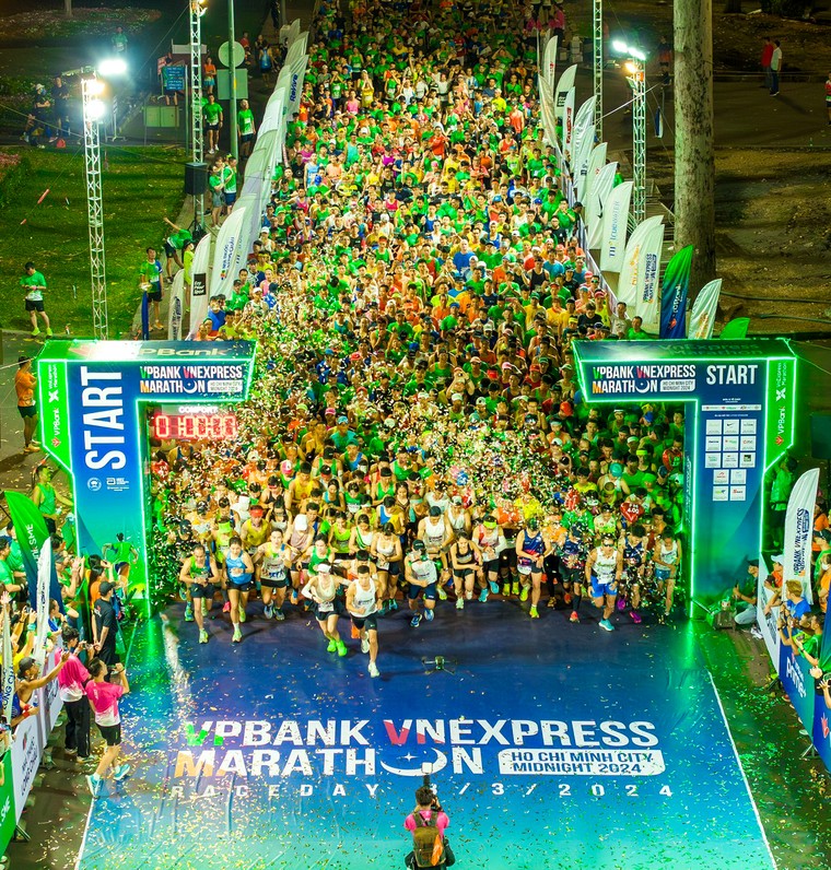 Những bóng hồng trên cung đường của VPBank VnExpress Marathon Ho Chi Minh City Midnight ảnh 7