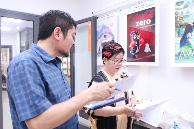 Sinh viên Trường Khoa học liên ngành và Nghệ thuật "khoe" tài sáng tạo trong triển lãm đầu tay ảnh 3