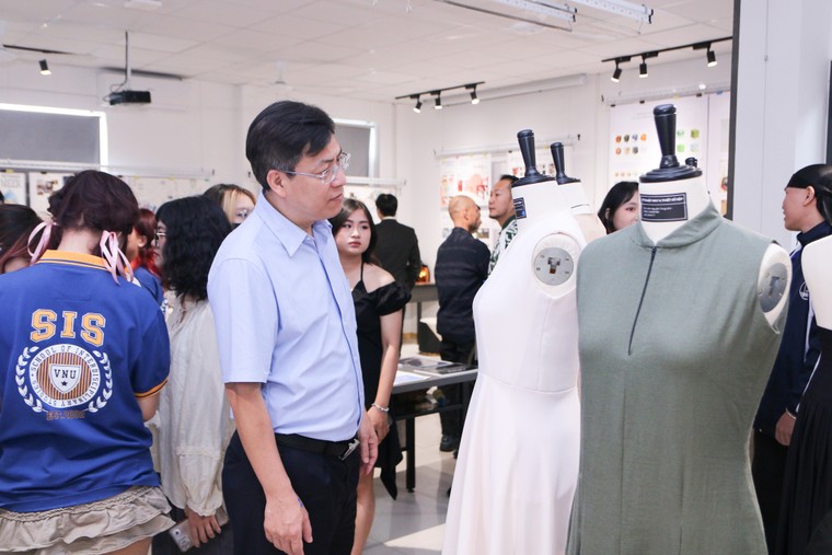 Sinh viên Trường Khoa học liên ngành và Nghệ thuật "khoe" tài sáng tạo trong triển lãm đầu tay ảnh 2