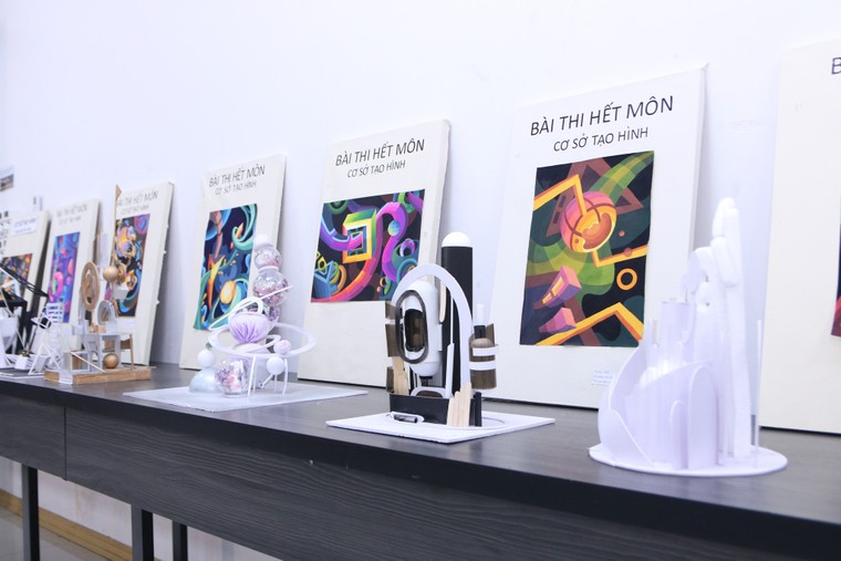 Sinh viên Trường Khoa học liên ngành và Nghệ thuật "khoe" tài sáng tạo trong triển lãm đầu tay ảnh 10