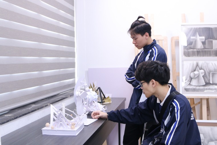 Sinh viên Trường Khoa học liên ngành và Nghệ thuật "khoe" tài sáng tạo trong triển lãm đầu tay ảnh 9