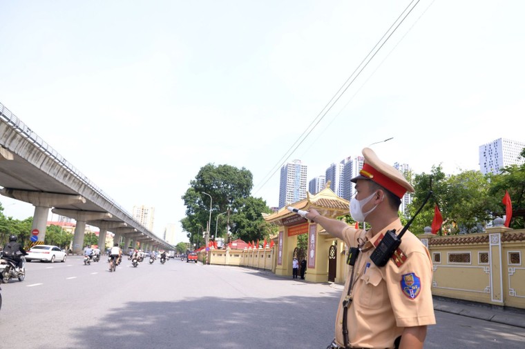 Người dân xếp hàng chờ viếng tại Nghĩa trang Mai Dịch ảnh 2