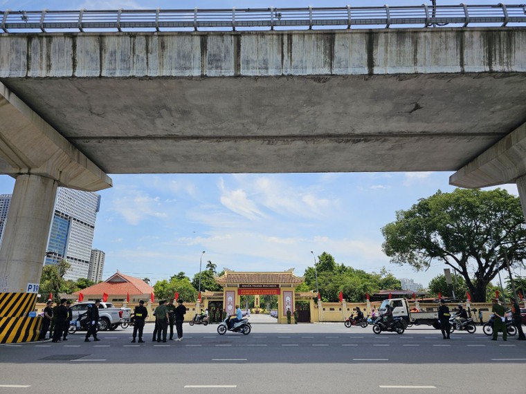 Người dân xếp hàng chờ viếng tại Nghĩa trang Mai Dịch ảnh 1