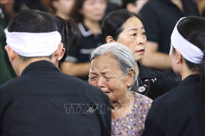 Dòng người nghẹn ngào đưa tiễn Tổng Bí thư Nguyễn Phú Trọng ảnh 3