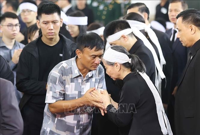 Dòng người nghẹn ngào đưa tiễn Tổng Bí thư Nguyễn Phú Trọng ảnh 4