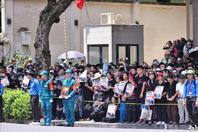 Hàng người chờ tiễn biệt Tổng Bí thư Nguyễn Phú Trọng trên đường phố Hà Nội ảnh 5