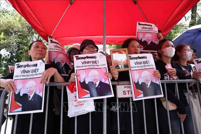 Hàng người chờ tiễn biệt Tổng Bí thư Nguyễn Phú Trọng trên đường phố Hà Nội ảnh 2