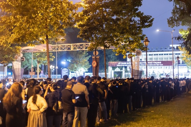 Dòng người như vô tận tưởng nhớ về nhà lãnh đạo trọn đời vì nước, vì dân ảnh 2