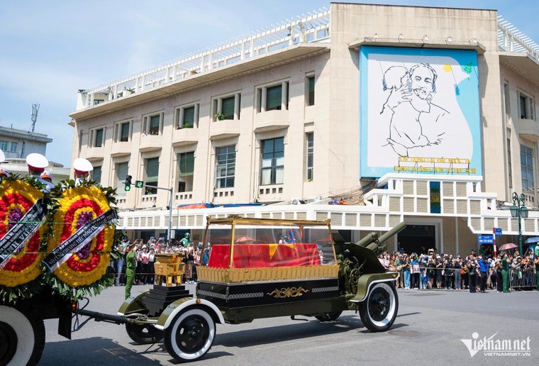 Linh xa đưa Tổng Bí thư Nguyễn Phú Trọng về nghĩa trang Mai Dịch ảnh 1