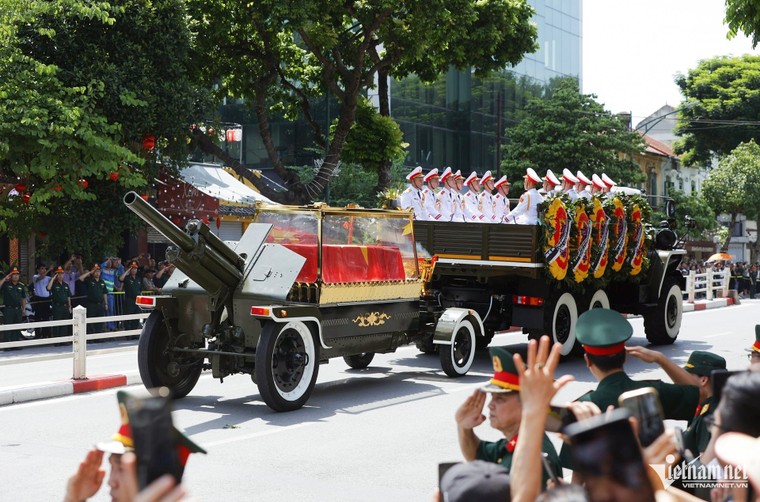 Linh xa đưa Tổng Bí thư Nguyễn Phú Trọng về nghĩa trang Mai Dịch ảnh 4