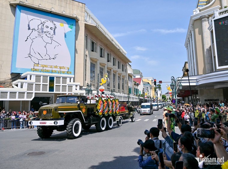 Linh xa đưa Tổng Bí thư Nguyễn Phú Trọng về nghĩa trang Mai Dịch ảnh 2