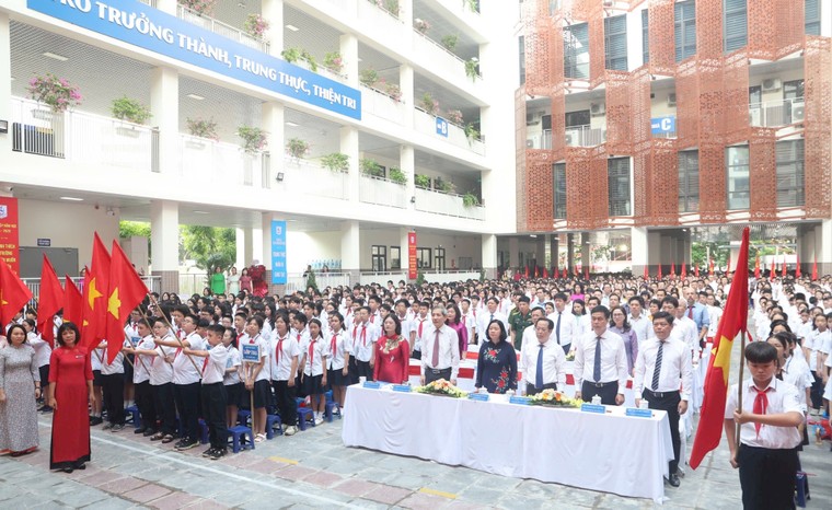 Bí thư Thành ủy Bùi Thị Minh Hoài dự khai giảng tại Trường Trung học cơ sở Giảng Võ ảnh 2