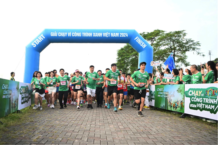 Hơn 1.200 vận động viên tham gia Giải chạy bộ “Vì Công trình xanh Việt Nam năm 2024” ảnh 6