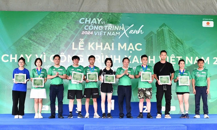 Hơn 1.200 vận động viên tham gia Giải chạy bộ “Vì Công trình xanh Việt Nam năm 2024” ảnh 12