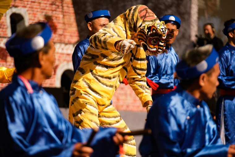 Chiêm ngưỡng Thủ đô rợp cờ hoa trong Ngày hội Văn hóa vì hòa bình ảnh 7