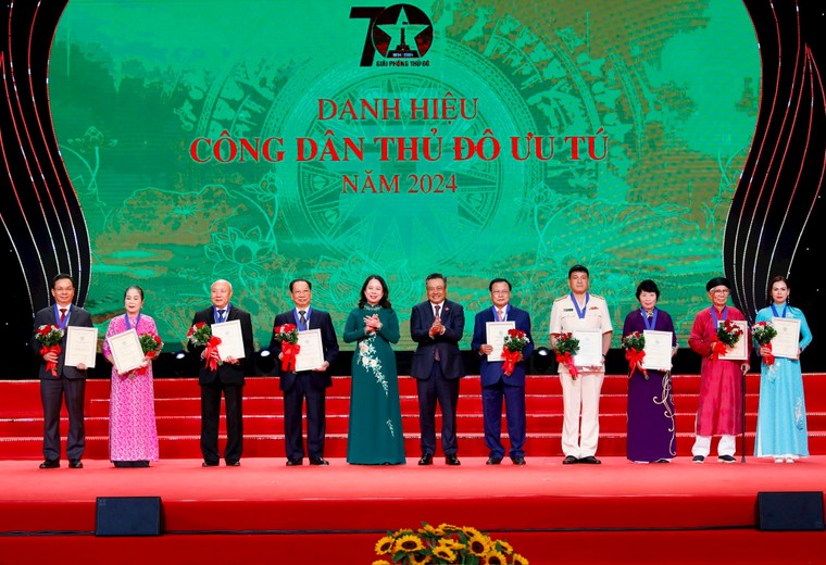 Tuyên dương 70 điển hình tiên tiến, người tốt, việc tốt và vinh danh “Công dân Thủ đô ưu tú” ảnh 2