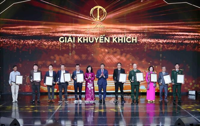 Trao giải Cuộc thi và Triển lãm ảnh nghệ thuật cấp quốc gia "Tự hào một dải biên cương" ảnh 3