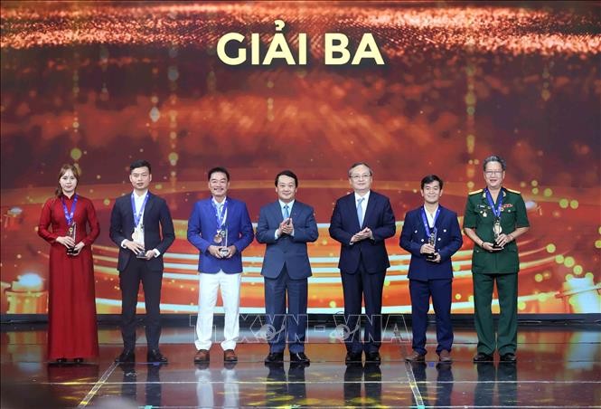 Trao giải Cuộc thi và Triển lãm ảnh nghệ thuật cấp quốc gia "Tự hào một dải biên cương" ảnh 2