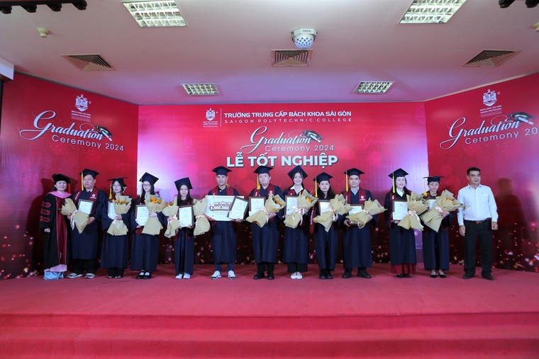 Trường Trung cấp Bách khoa Sài Gòn trao bằng tốt nghiệp cho hơn 500 sinh viên ảnh 2