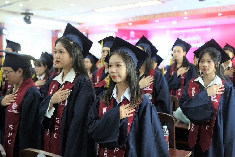 Trường Trung cấp Bách khoa Sài Gòn trao bằng tốt nghiệp cho hơn 500 sinh viên ảnh 4