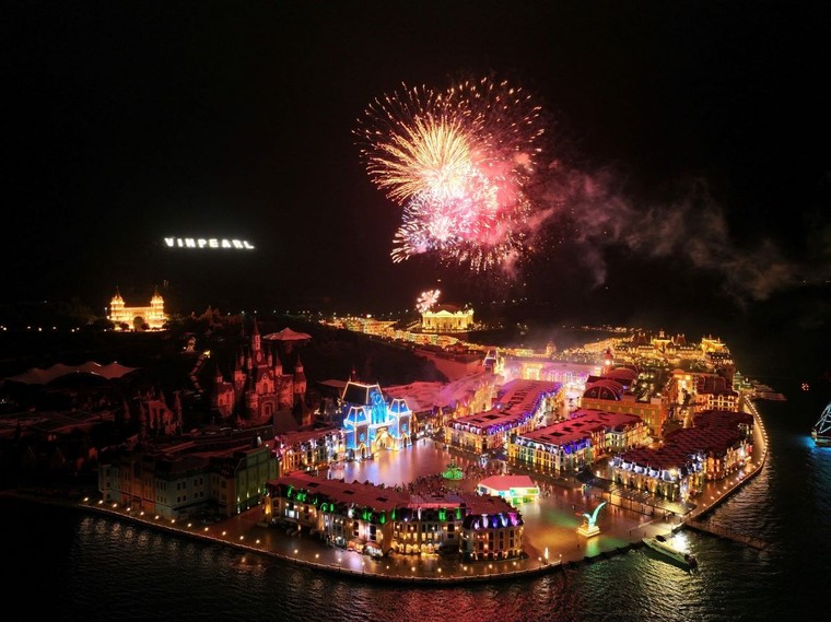 “Vũ trụ Vin” hóa “thánh địa countdown”, đón gần 1 triệu người trong đại tiệc chào năm mới 2025 ảnh 4