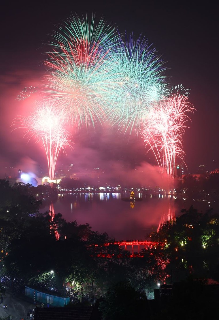 Hà Nội rực sáng trong thời khắc đón năm mới 2025 ảnh 2