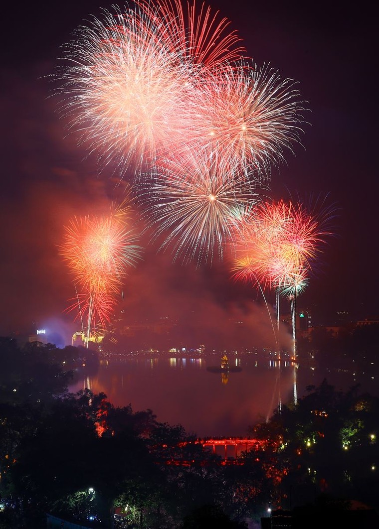 Hà Nội rực sáng trong thời khắc đón năm mới 2025 ảnh 3