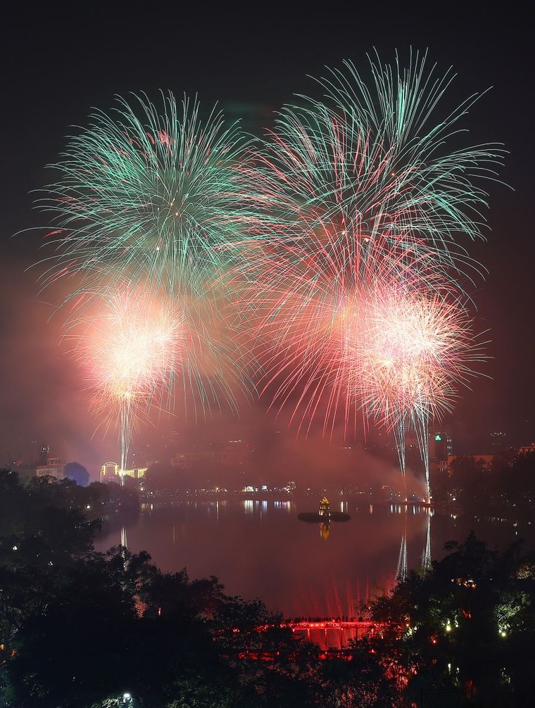 Hà Nội rực sáng trong thời khắc đón năm mới 2025 ảnh 4