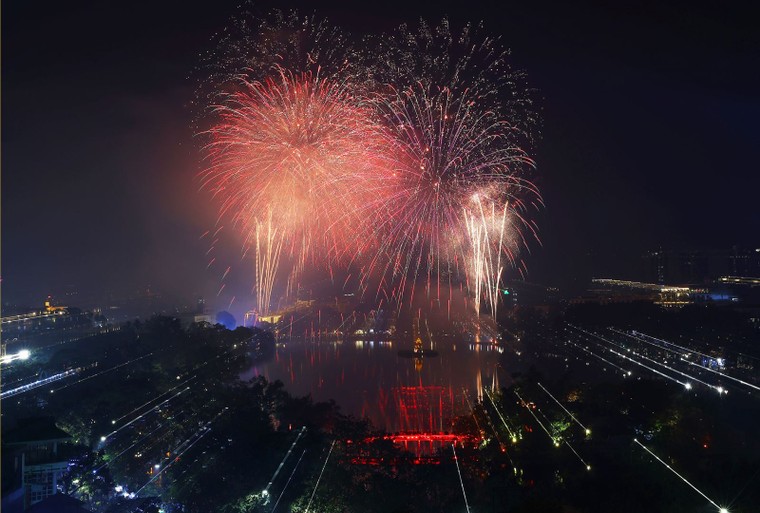 Hà Nội rực sáng trong thời khắc đón năm mới 2025 ảnh 1