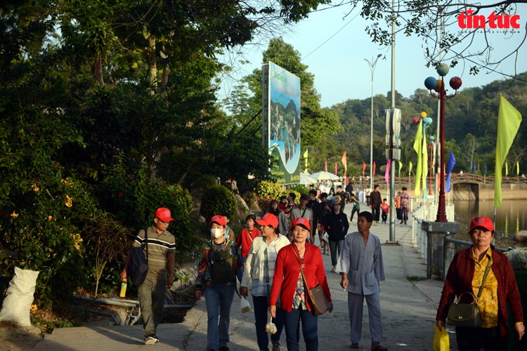 Vùng Bảy Núi hút khách ngày đầu năm mới ảnh 1