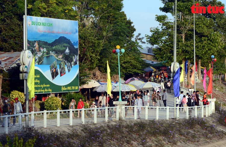 Vùng Bảy Núi hút khách ngày đầu năm mới ảnh 3