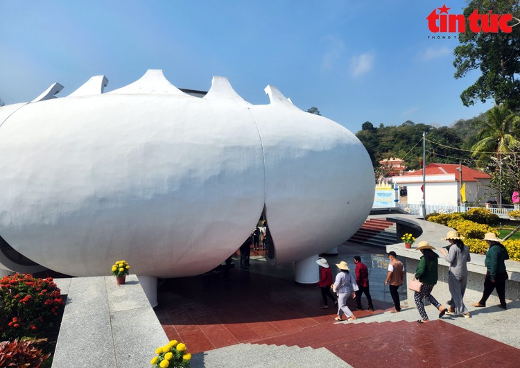 Vùng Bảy Núi hút khách ngày đầu năm mới ảnh 7