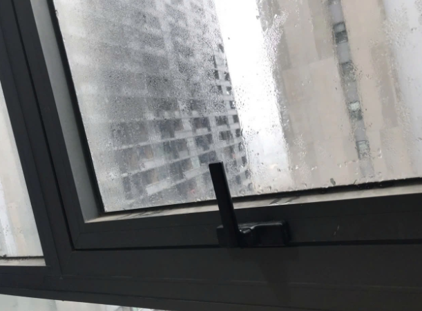 Khắc phục cửa kính đọng hơi nước ngày nồm ẩm - giải pháp nào hiệu quả? ảnh 1