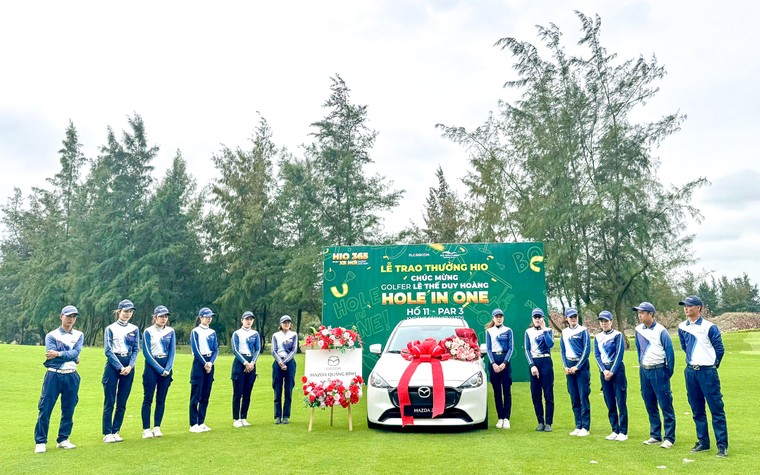 FLC Golf Links Quang Binh trao giải HIO xe ô tô Mazda 2 cho Golfer Lê Thế Duy Hoàng ảnh 1