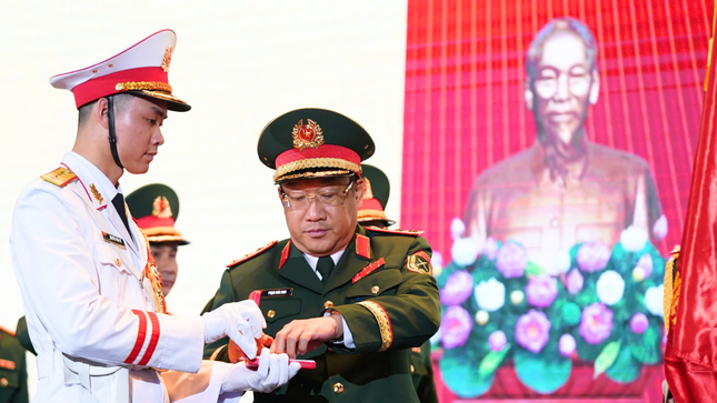 Đánh dấu 3 thập kỷ vươn mình, Viettel Construction đón nhận danh hiệu "Anh hùng lao động" ảnh 1