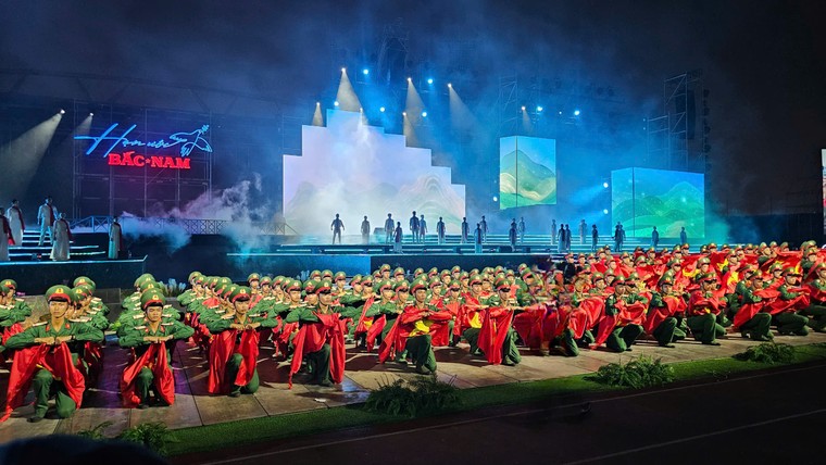 Xe tăng tiến vào sân khấu, pháo hoa rực sáng Mỹ Đình, trọn vẹn "Hẹn ước Bắc - Nam" ảnh 1