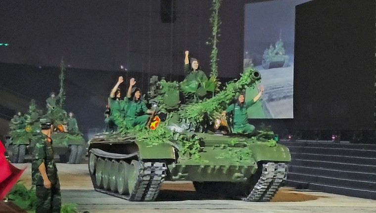 Xe tăng tiến vào sân khấu, pháo hoa rực sáng Mỹ Đình, trọn vẹn "Hẹn ước Bắc - Nam" ảnh 2