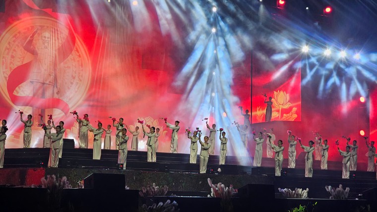 Xe tăng tiến vào sân khấu, pháo hoa rực sáng Mỹ Đình, trọn vẹn "Hẹn ước Bắc - Nam" ảnh 3