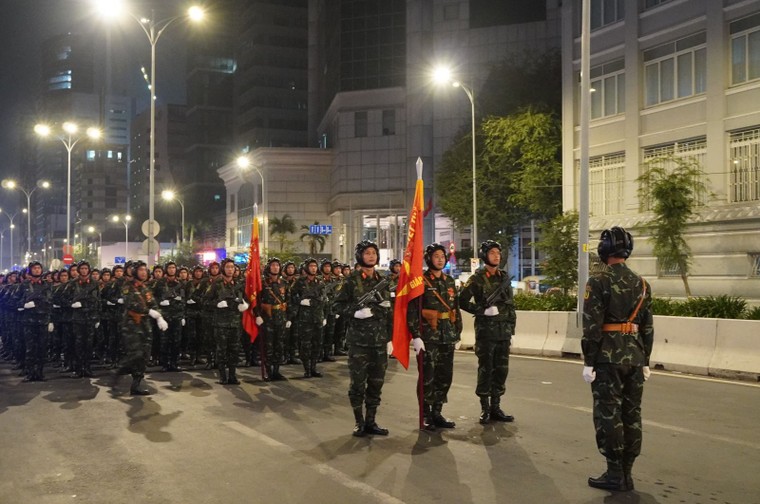 Đội hình diễu binh, diễu hành tập trung tại điểm tập kết, sẵn sàng cho đại lễ 30/4 ảnh 3