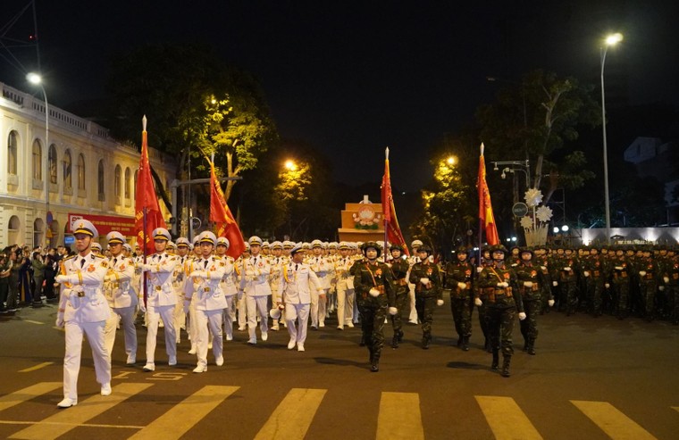 Đội hình diễu binh, diễu hành tập trung tại điểm tập kết, sẵn sàng cho đại lễ 30/4 ảnh 2