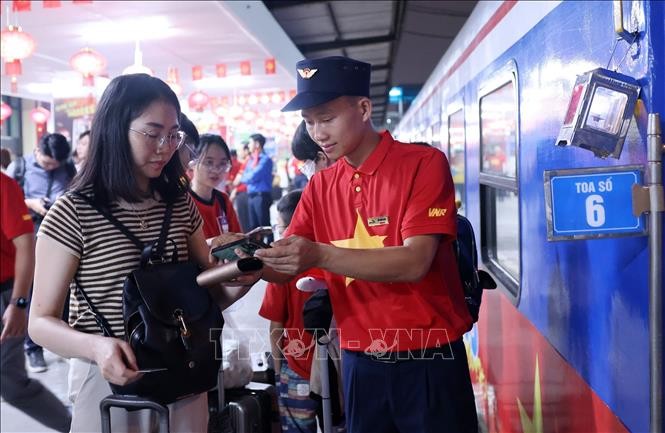 Đôi tàu Thống Nhất kỷ niệm 50 năm thống nhất đất nước đi vào hoạt động ảnh 1