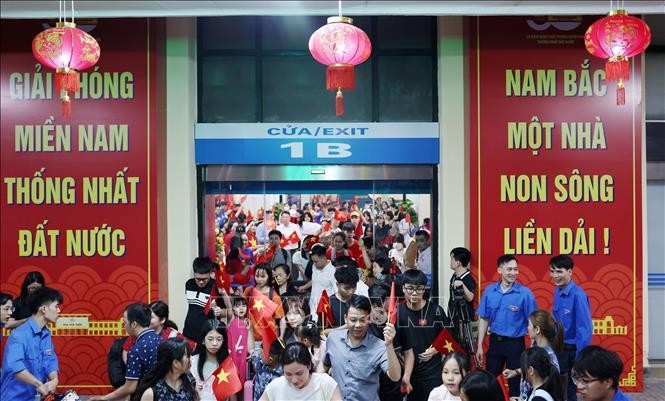 Đôi tàu Thống Nhất kỷ niệm 50 năm thống nhất đất nước đi vào hoạt động ảnh 3