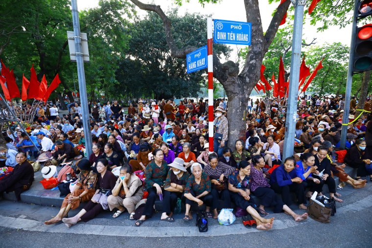 Hàng ngàn người dân chiêm bái xá lợi Đức Phật ảnh 2